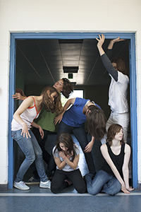 Six élèves dans un couloir